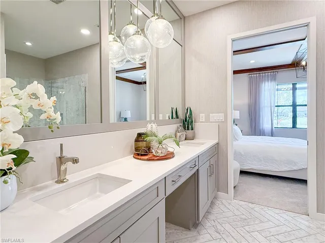a en suite bathroom with double vanity and a mirror