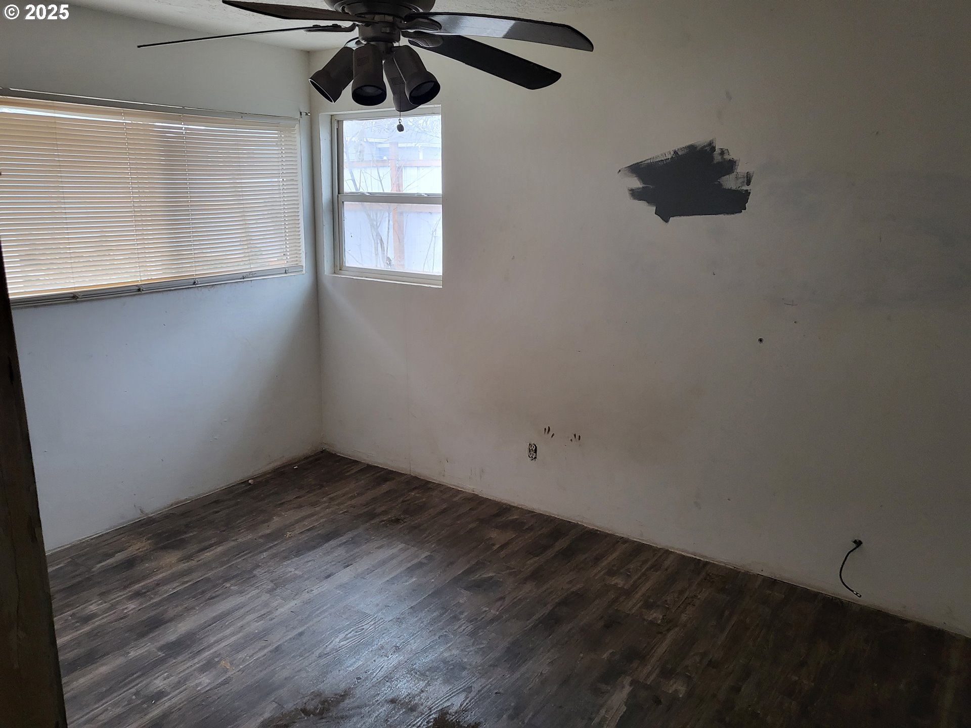 596 Northeast Linden Avenue Gresham, OR 97030 - Photo 10 of 18 en empty room with windows