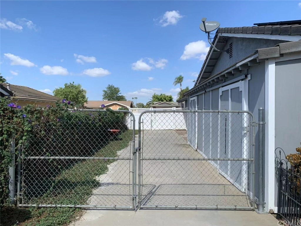 5053 Roundup Road Norco, CA 92860 - Photo 55 of 71 long drive way and permitted tool rooms