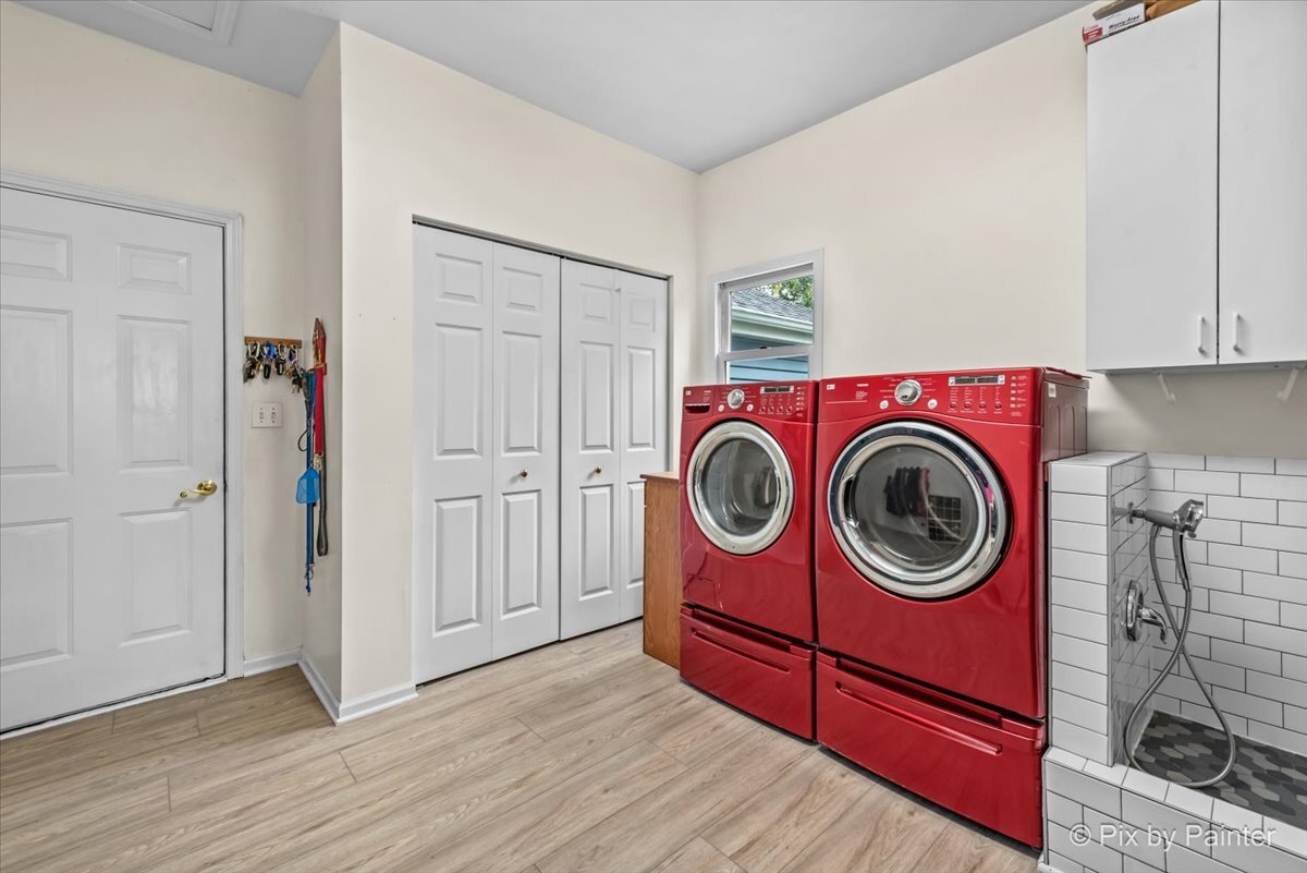1820 Crofton Drive Algonquin, IL 60102 - Photo 26 of 60 a utility room with dryer and washer