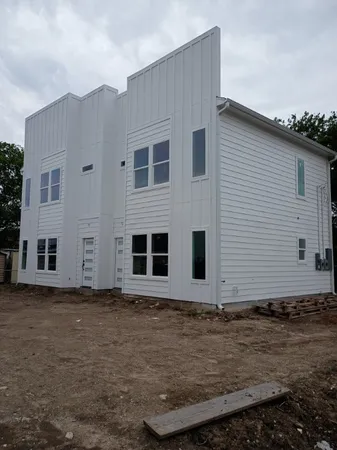 a view of a house with backyard