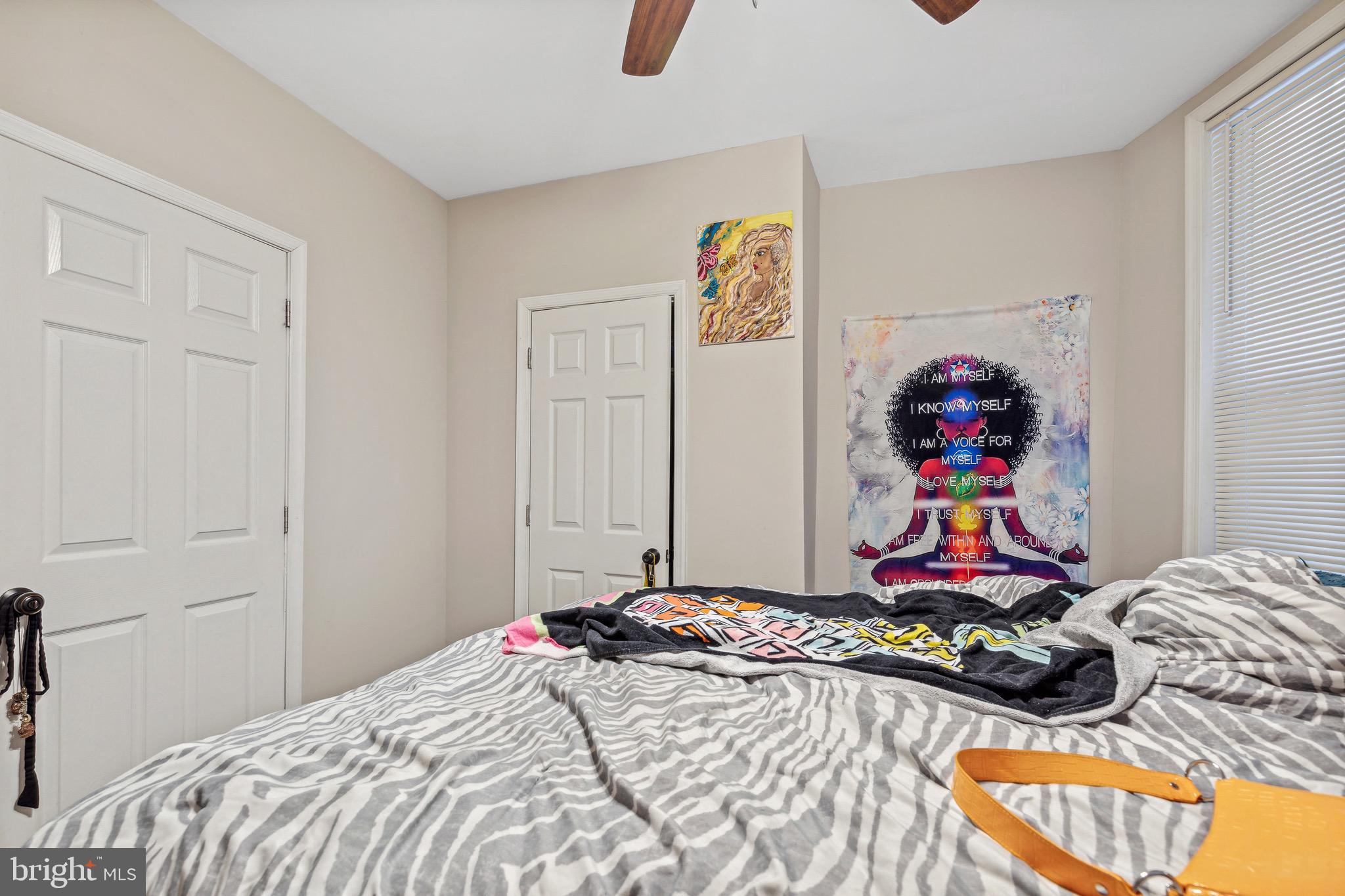 4606 York Road Baltimore, MD 21212 - Photo 21 of 33 a bedroom that has a bed and a table in it