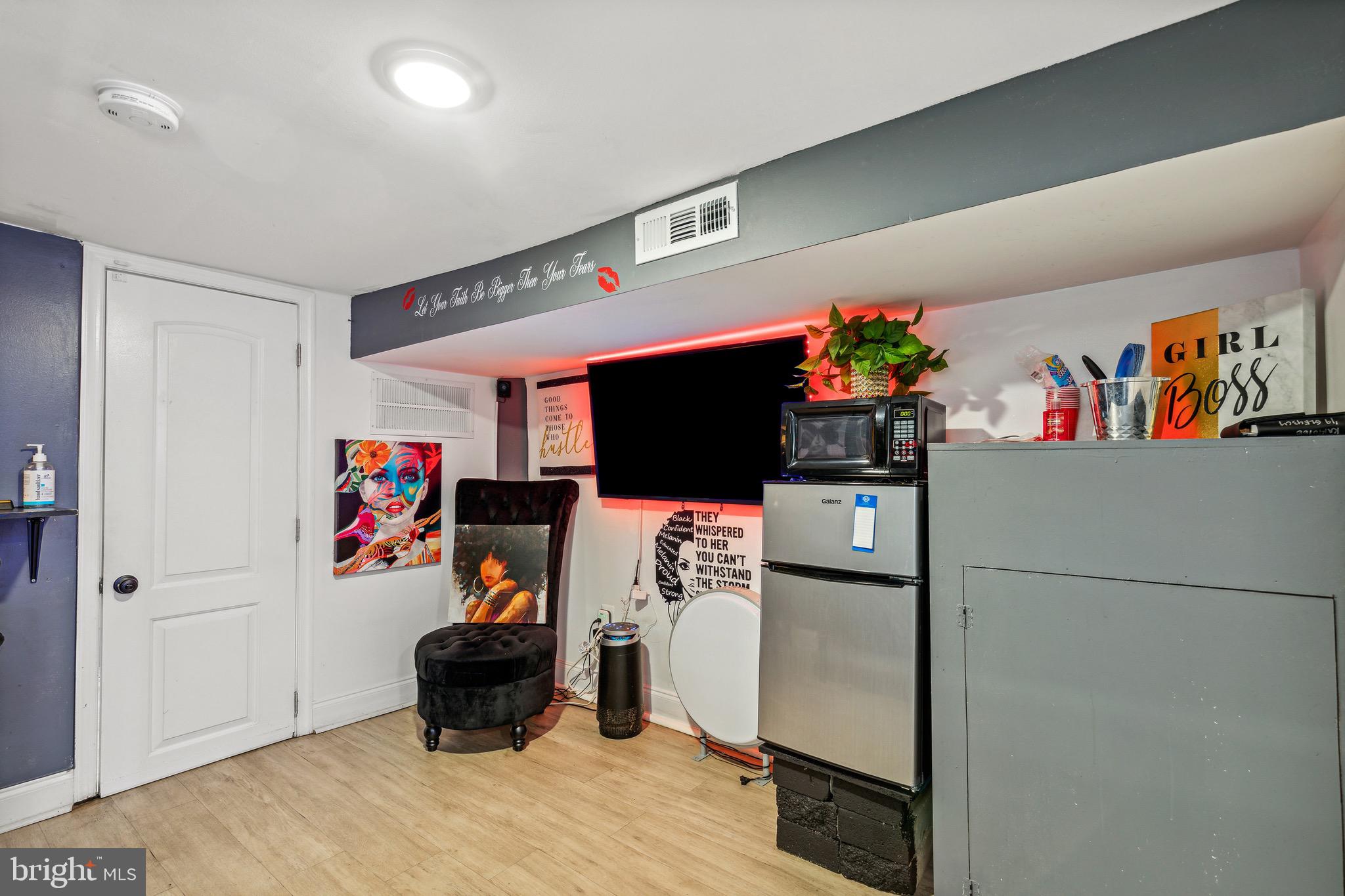4606 York Road Baltimore, MD 21212 - Photo 5 of 33 a living room with furniture and a flat screen tv