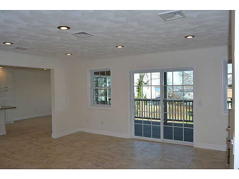 12 Greenwich Road Narragansett, RI 02882 - Photo 7 of 25 Living Room.