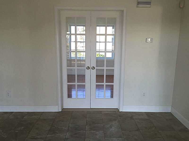 12 Greenwich Road Narragansett, RI 02882 - Photo 8 of 25 Living Room.