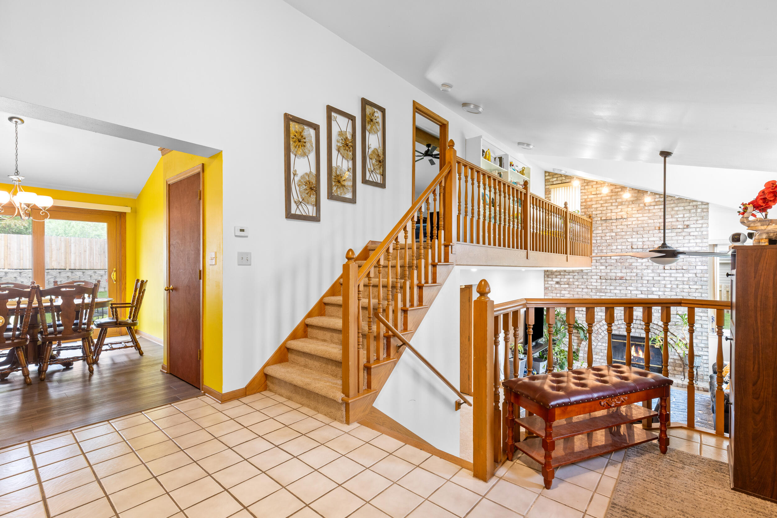 9201 West County Line Road Milwaukee, WI 53224 - Photo 3 of 24 Foyer 1