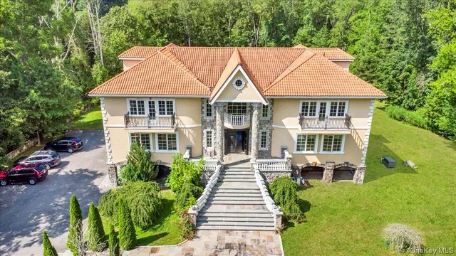 a view of a yard in front of house