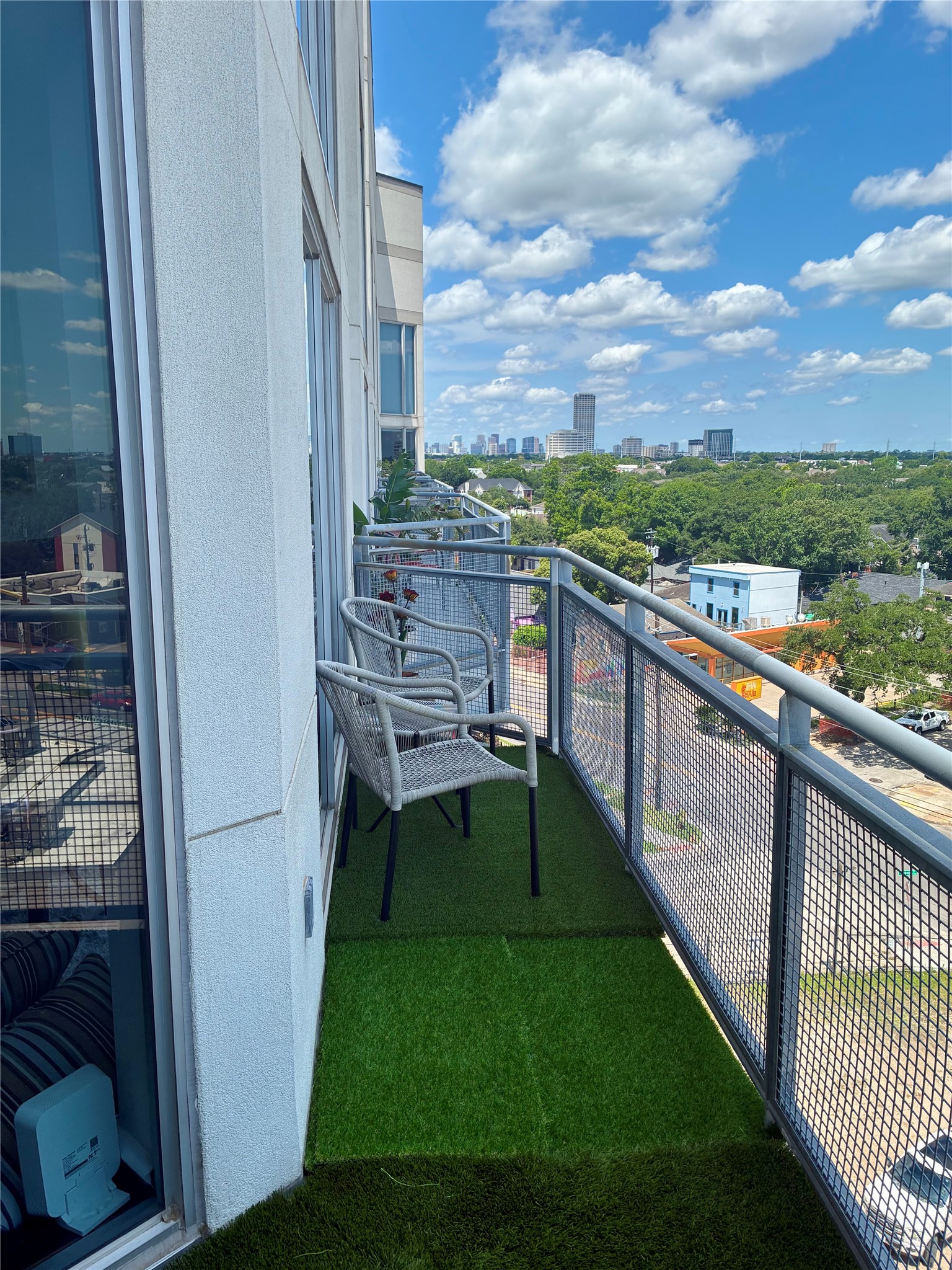 3311 Yupon Street, Unit 605 Houston, TX 77006 - Photo 12 of 16 Balcony with North and east/west views