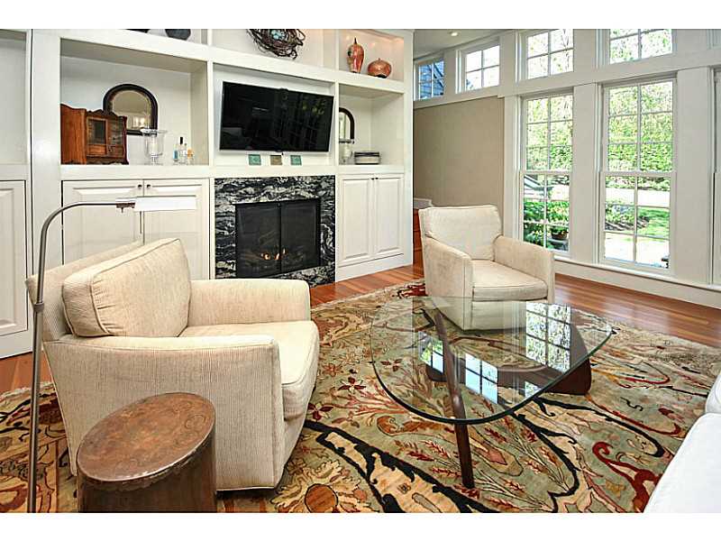 95 Longfellow Road Jamestown, RI 02835 - Photo 8 of 25 Living Room.