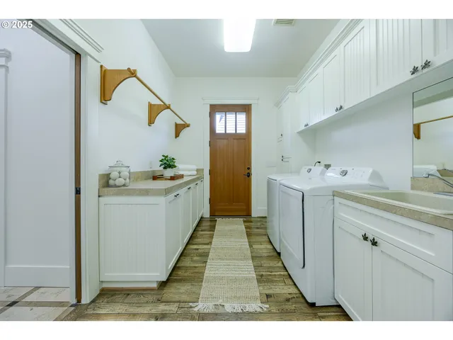 $1,995,000 | 2892 Riverwalk Loop, Eugene, OR 97401