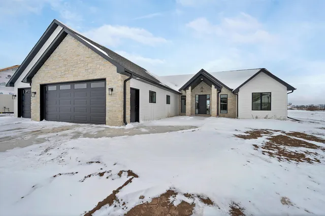$799,900 | 110 Beckerae Court, Wrightstown, WI 54180
