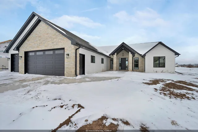$799,900 | 110 Beckerae Court, Wrightstown, WI 54180