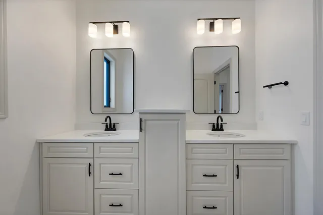 $799,900 | 110 Beckerae Court, Wrightstown, WI 54180