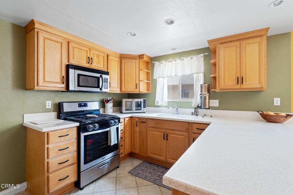 2113 Euclid Avenue Camarillo, CA 93010 - Photo 11 of 30 Kitchen