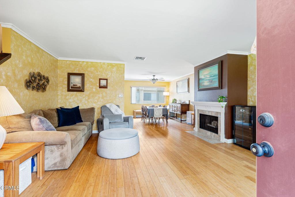 2113 Euclid Avenue Camarillo, CA 93010 - Photo 12 of 30 Living room