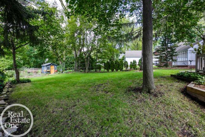 87 Ridge Road Grosse Pointe, MI 48236 - Photo 39 of 43 31330107-38.JPG