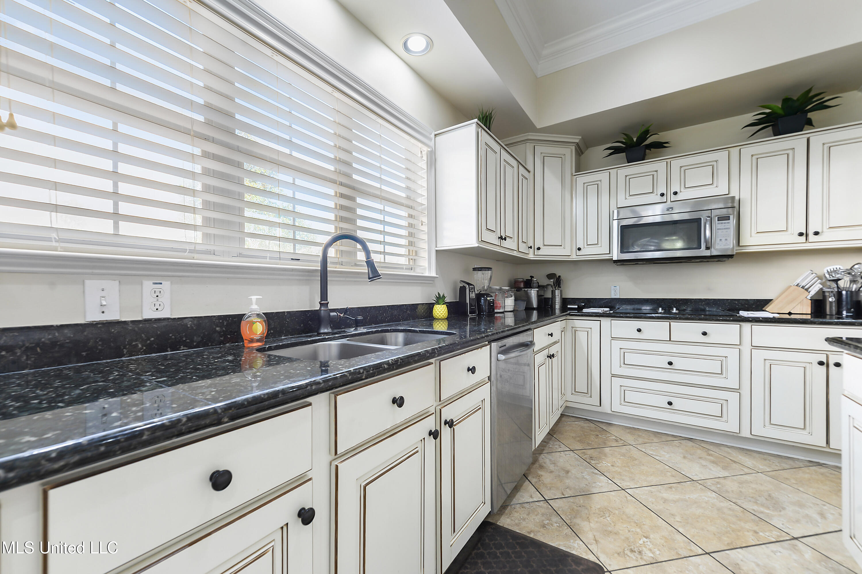 2013 Pointe Clear Drive Biloxi, MS 39531 - Photo 12 of 39 012