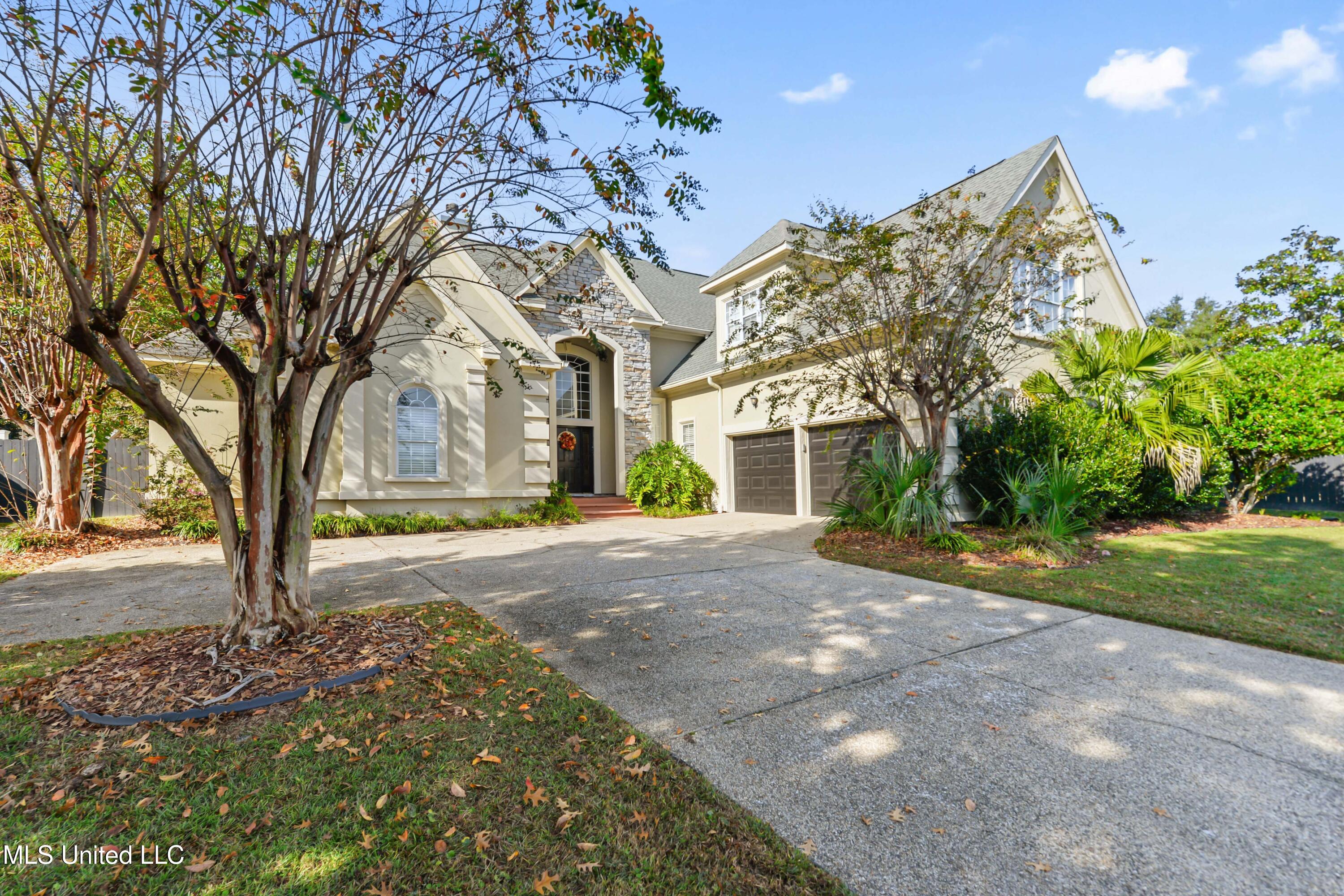 2013 Pointe Clear Drive Biloxi, MS 39531 - Photo 2 of 39 002