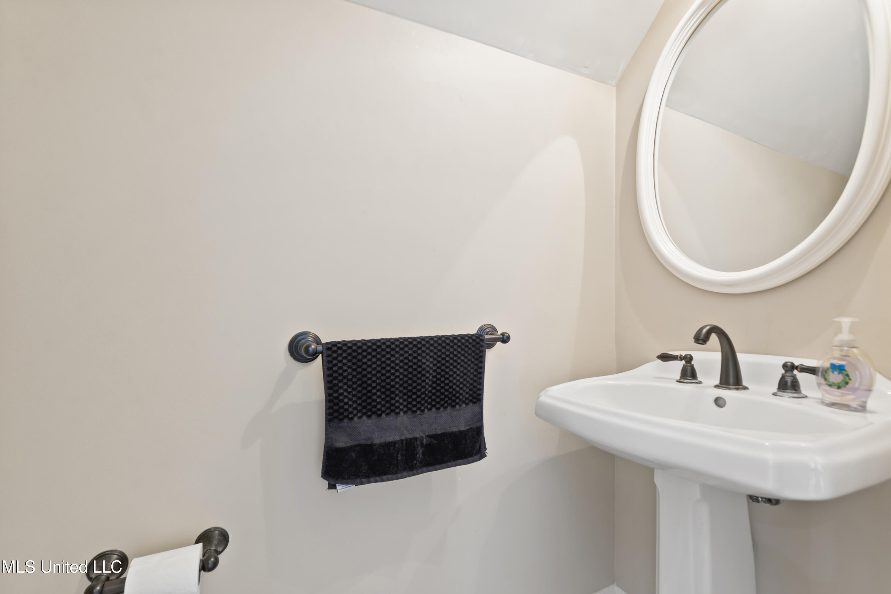 2013 Pointe Clear Drive Biloxi, MS 39531 - Photo 34 of 39 034