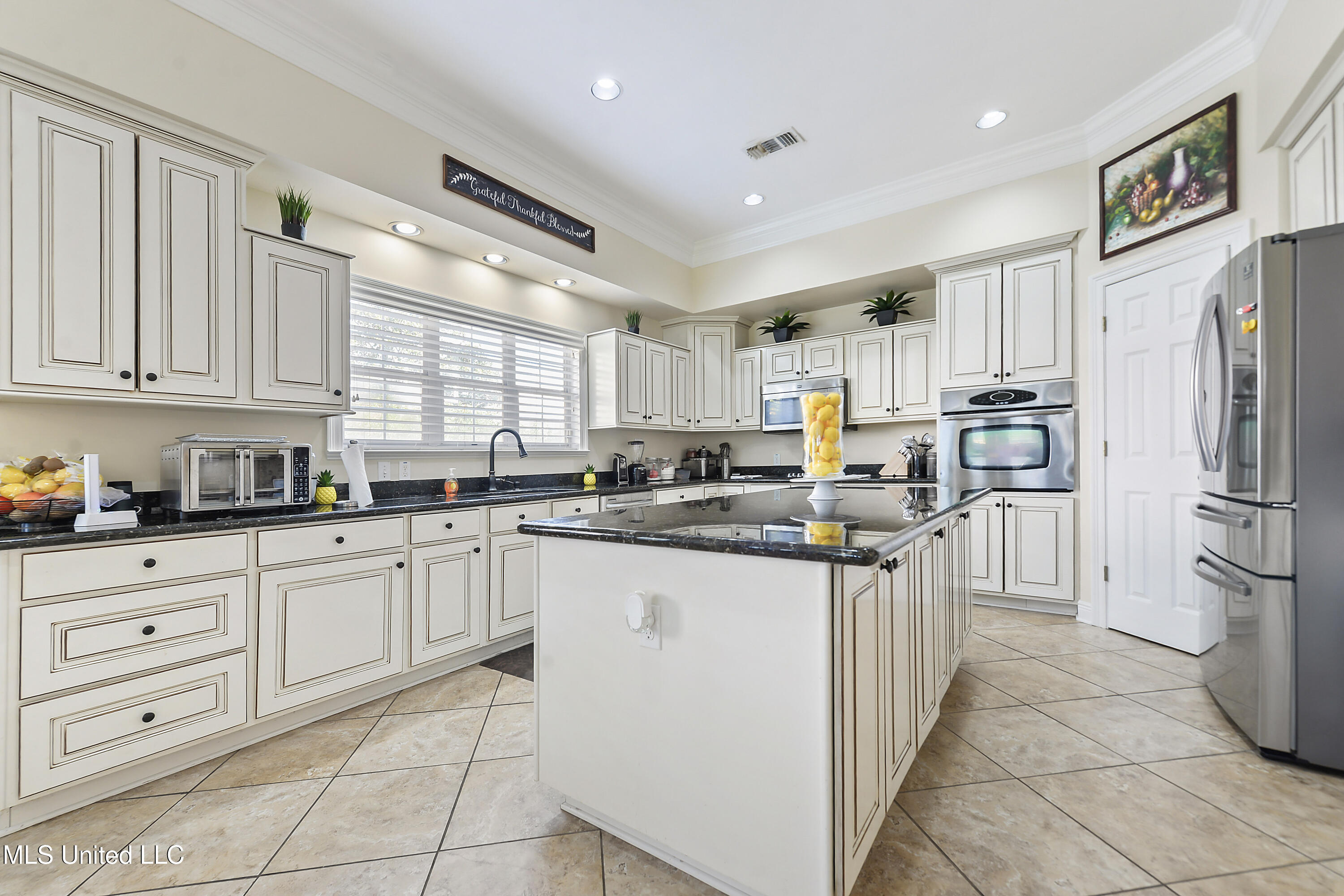 2013 Pointe Clear Drive Biloxi, MS 39531 - Photo 10 of 39 010