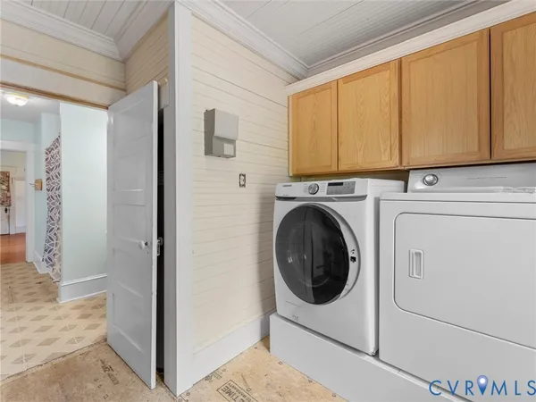 a view of a storage & utility room with washer and dryer