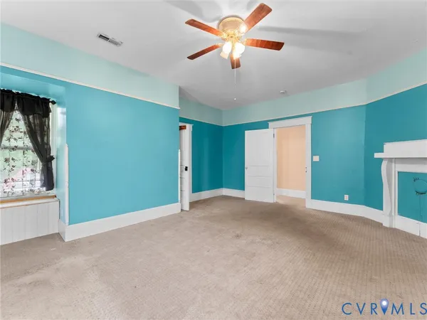 a view of a livingroom with furniture and a ceiling fan