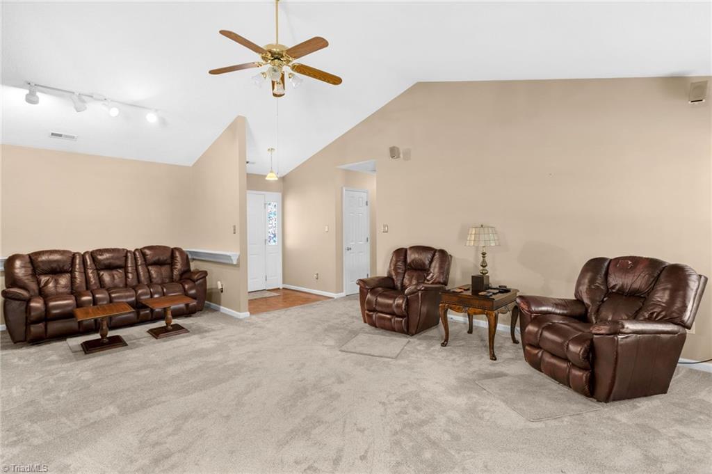 Living Room/Entry