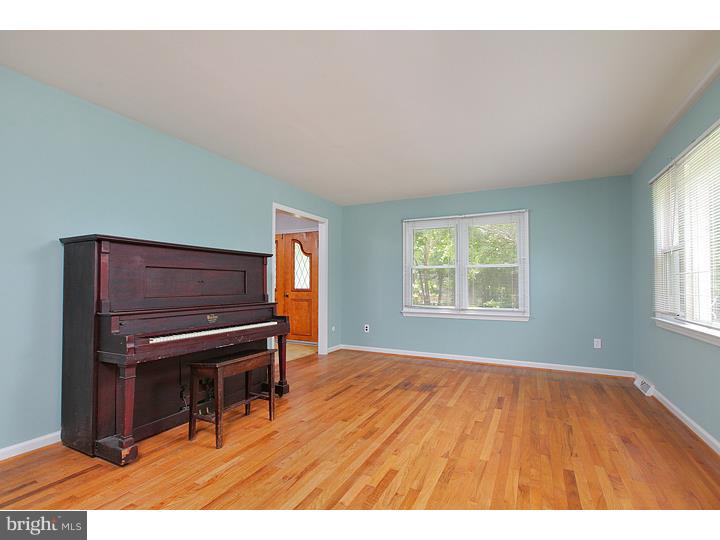 342 Heritage Road Sewell, NJ 08080 - Photo 6 of 20 Living Room