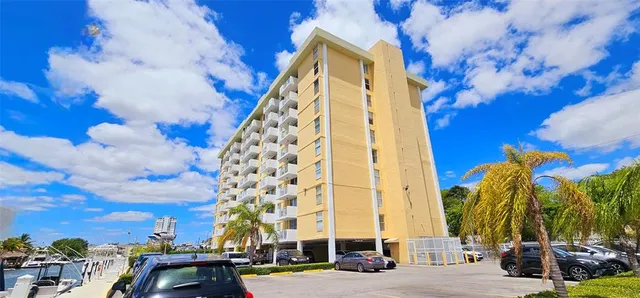 $1,750 | 2000 Northeast 135th Street, Unit 605, North Miami, FL 33181