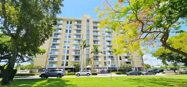 $1,750 | 2000 Northeast 135th Street, Unit 605, North Miami, FL 33181