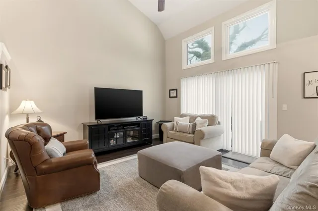 $650,000 | 11 Indian Trace, Kings Park, NY 11754