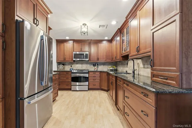 $650,000 | 11 Indian Trace, Kings Park, NY 11754