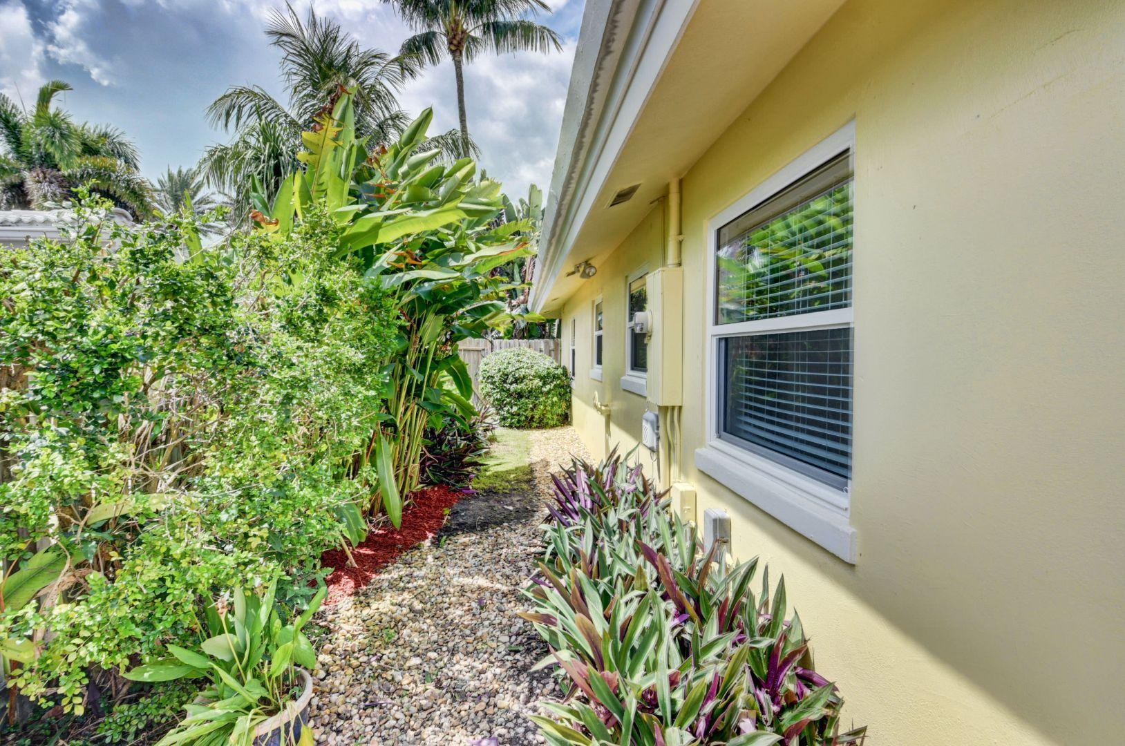 470 Northeast Spanish Trail Boca Raton, FL 33432 - Photo 41 of 42 SIDE YARD