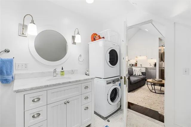 $3,000 | 8 Brenton Road, Unit 3, Newport, RI 02840