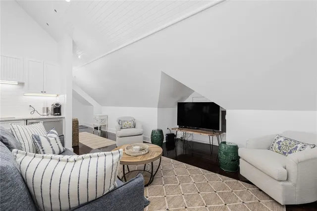 $3,000 | 8 Brenton Road, Unit 3, Newport, RI 02840