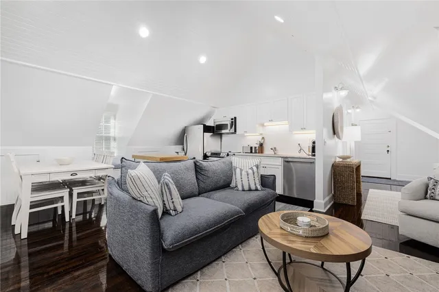 $3,000 | 8 Brenton Road, Unit 3, Newport, RI 02840