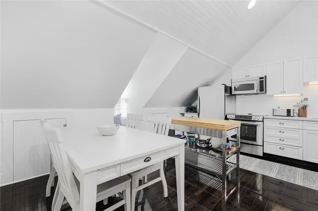 $3,000 | 8 Brenton Road, Unit 3, Newport, RI 02840