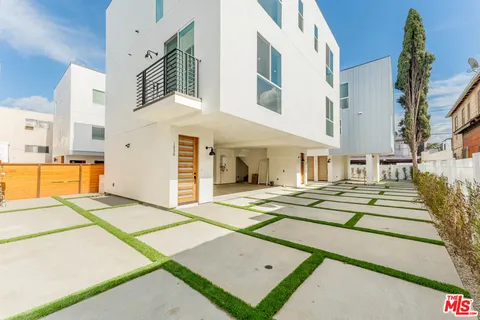 $3,208 | 1238 1/2 North Beachwood Drive, Los Angeles, CA 90038
