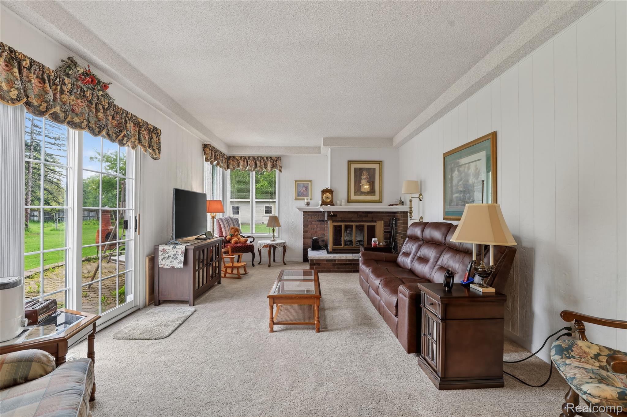 5090 Torrey Road Flint, MI 48507 - Photo 17 of 43 Family Room 4.jpg