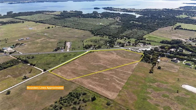 a view of a tennis court