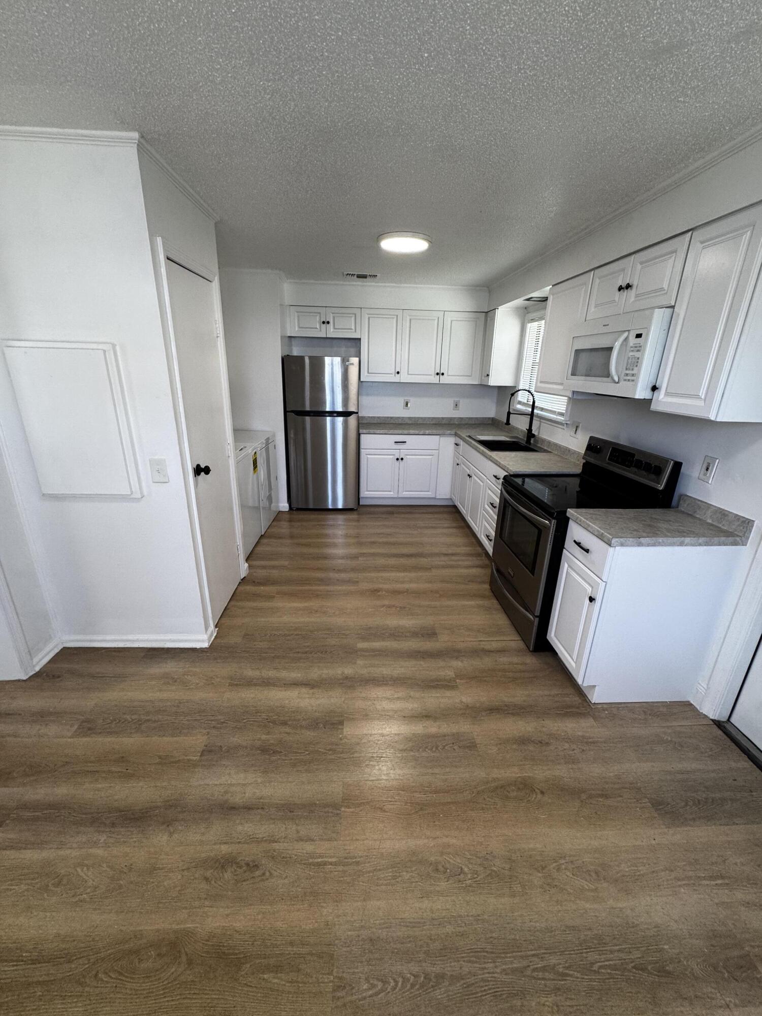 1464 West 32nd Street Riviera Beach, FL 33404 - Photo 7 of 28 kitchen
