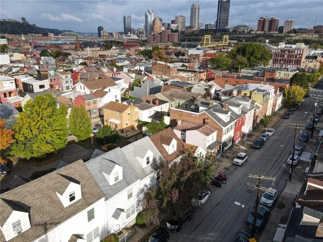 a view of a entrance gate of the house