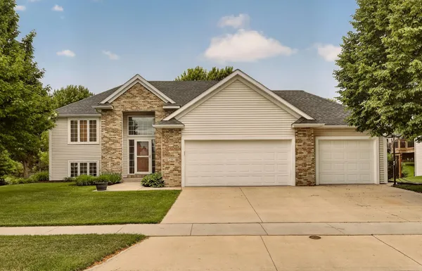 $500,000 | 2482 Crimson Ridge Circle Northwest, Rochester, MN 55901