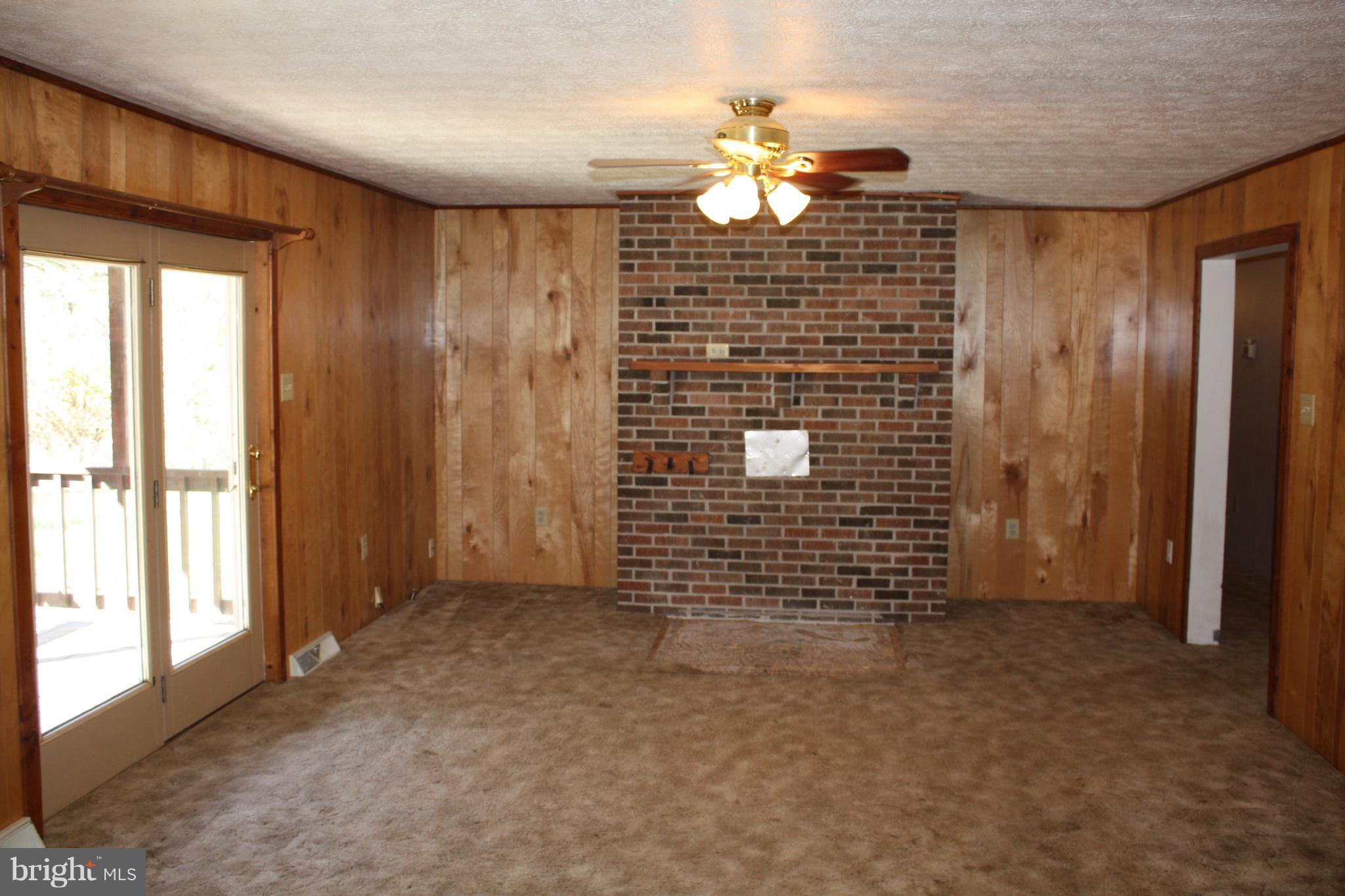 5348 Fort Valley Road Fort Valley, VA 22652 - Photo 6 of 22 Family Room