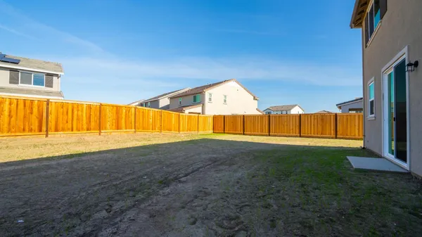 a view of backyard of the house