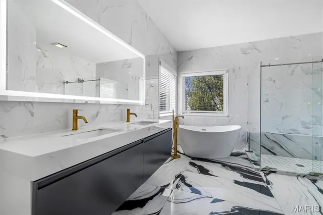 $619,000 | 489 Westglen Village Drive, Ballwin, MO 63021