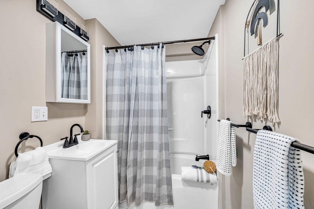 94 Lang Street Springfield, MA 01104 - Photo 17 of 29 Gallery Image 17