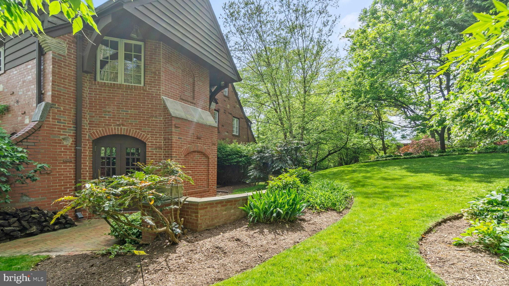 4501 Linnean Avenue Northwest Washington, DC 20008 - Photo 11 of 27 Side Lawn / Patio