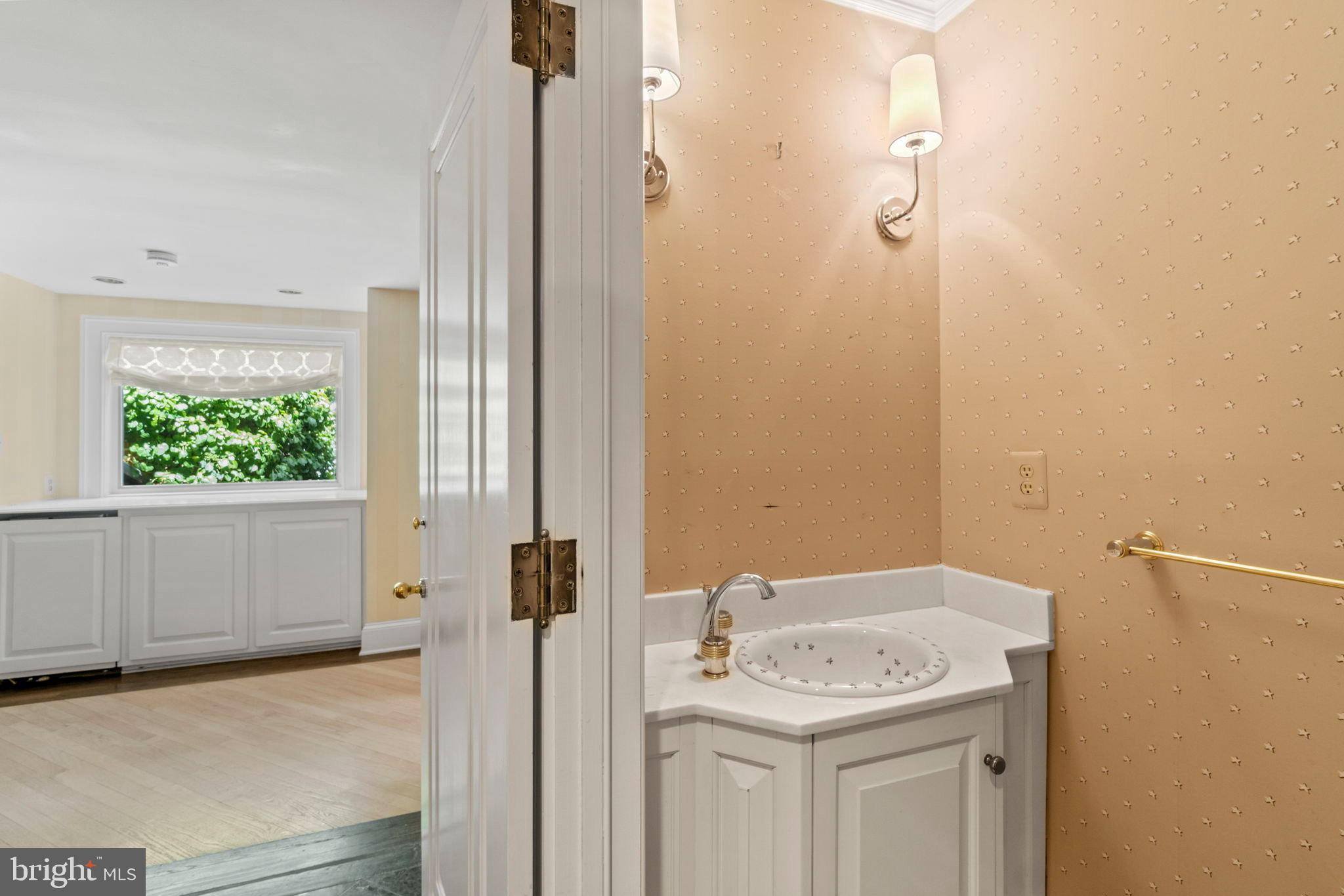 4501 Linnean Avenue Northwest Washington, DC 20008 - Photo 12 of 27 Powder Room