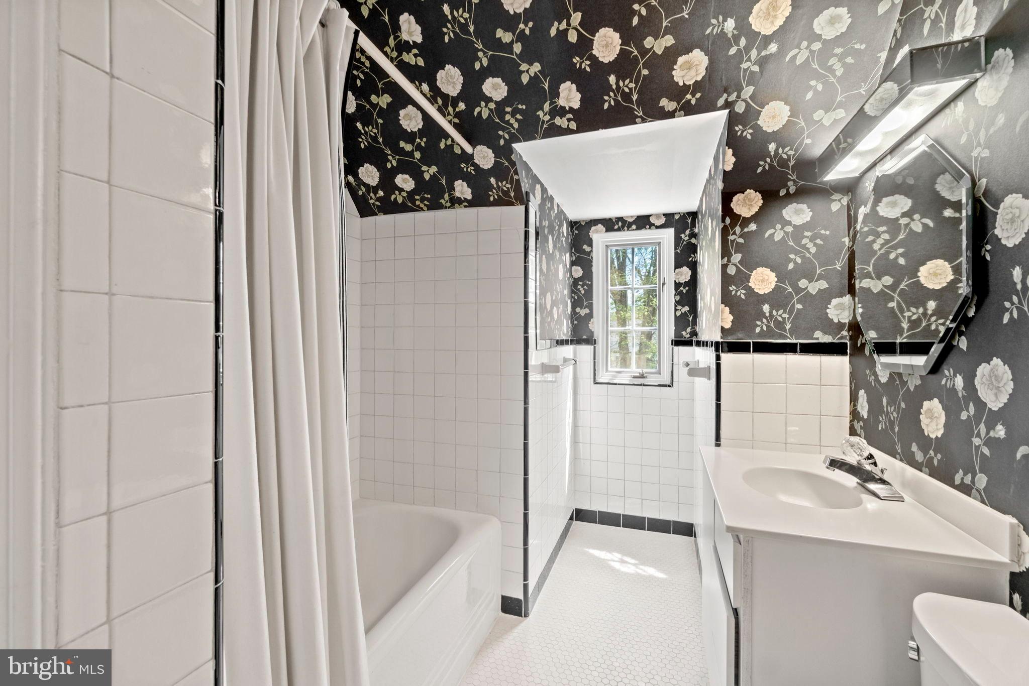 4501 Linnean Avenue Northwest Washington, DC 20008 - Photo 23 of 27 Guest Bath